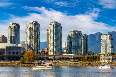 Vancouver, Kanada 'da güneşli bir günde sahte dere