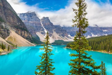 Moraine Gölü 'nün panoramik manzarası, Kanada Banff Ulusal Parkı