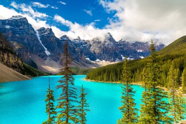 Moraine Gölü 'nün panoramik manzarası, Kanada Banff Ulusal Parkı