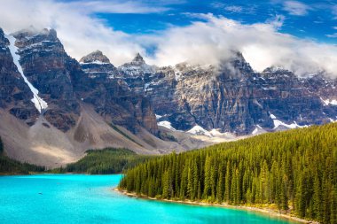 Moraine Gölü 'nün panoramik manzarası, Kanada Banff Ulusal Parkı