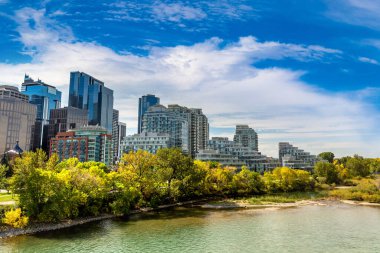 Calgary 'nin güneşli bir günde panoramik manzarası, Kanada