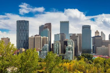 Calgary 'nin güneşli bir günde panoramik manzarası, Kanada