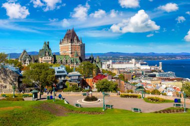 Eski Quebec City, Kanada 'daki Frontenac Şatosu' nun (Fairmont Le Chateau Frontenac) panoramik manzarası