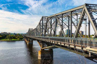 Ottawa 'daki Alexandra Köprüsü güneşli bir günde, Kanada