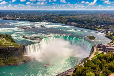 Kanada 'nın Niagara Şelalesi' nin panoramik hava manzarası, Niagara Şelalesi, Ontario, Kanada 'da güneşli bir günde