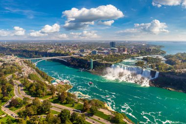 Kanada 'nın Niagara Şelaleleri, Amerikan Şelaleleri ve Gökkuşağı Uluslararası Köprüsü' nün panoramik hava manzarası Niagara Şelalesi, Ontario, Kanada