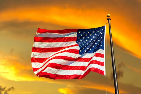 Americká Vlajka Vlnící Západě Slunce — Stock fotografie