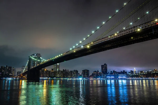 布鲁克林大桥和美国纽约市日落后的曼哈顿市中心全景夜景 — 图库照片