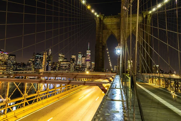 Пешеходная Дорожка Бруклинского Моста Ночью Нью Йорке Штат Нью Йорк — стоковое фото
