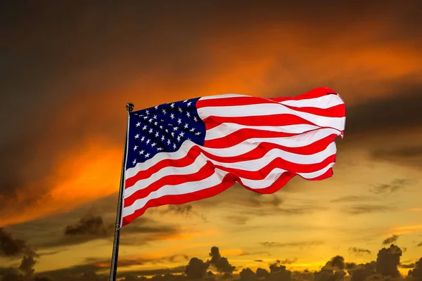 Флаг Сша Размахивающий Фоне Закатного Неба Красивым Облаком — стоковое фото