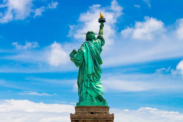 Back Liberty Ellen Kék Gyönyörű Felhő Háttér New York City — Stock Fotó
