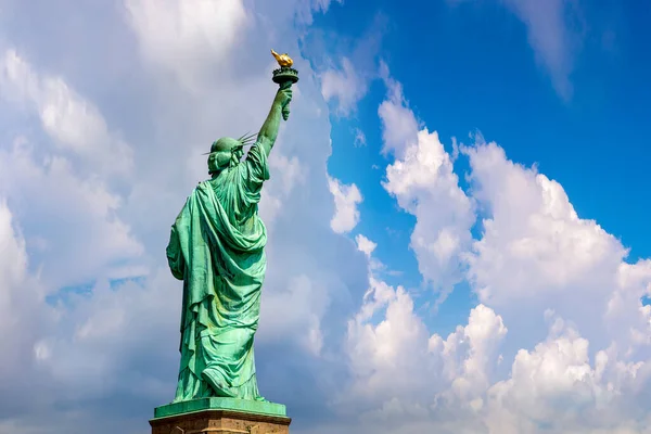 Statua Wolności Przeciwko Błękitnemu Niebu Pięknym Tle Chmury Nowym Jorku — Zdjęcie stockowe