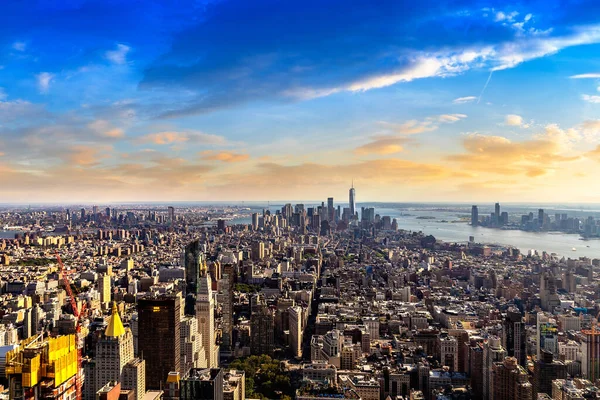 美国纽约州纽约市日落时分的曼哈顿全景鸟瞰 — 图库照片