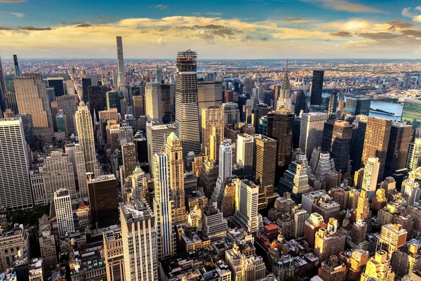 美国纽约州纽约市日落时分的曼哈顿全景鸟瞰 — 图库照片
