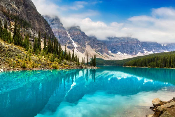 Moraine Gölü 'nün panoramik manzarası, Kanada Banff Ulusal Parkı