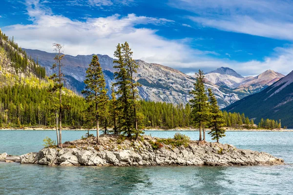 Liten Vid Sjön Minnewanka Banff National Park Kanada — Stockfoto