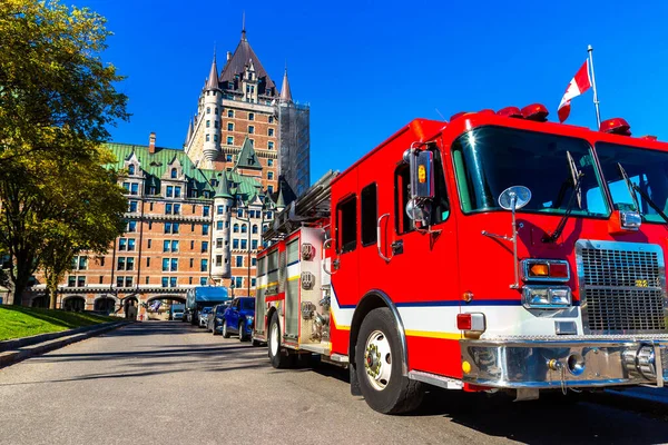 Požární Automobil Poblíž Hradu Frontenac Fairmont Chateau Frontenac Starém Quebecu — Stock fotografie