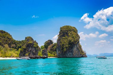 Tayland, Krabi 'deki Koh Hong adasında tropik bir sahil.