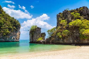 Tayland, Krabi 'deki Koh Hong adasında tropik bir sahil.