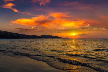 Phuket, Tayland 'daki Patong plajında gün batımı