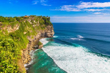 Pura Luhur Uluwatu Tapınağı Bali 'de güneşli bir günde, Endonezya