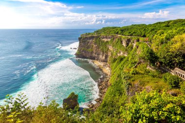 Güneşli bir günde Bali 'deki Uluwatu Tapınağı' ndan güzel sahil manzarasının panoramik görüntüsü, Endonezya