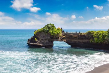Pura Batu Bolong Tapınağı Bali, Endonezya 'da güneşli bir günde