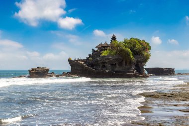 Endonezya, Bali 'deki Tanah Lot tapınağı güneşli bir günde