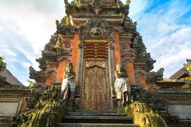 Endonezya, Bali 'de Ubud' daki Saraswati tapınağı güneşli bir günde