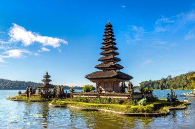 Pura Ulun Danu Beratan Bedugul Tapınağı Bali, Endonezya 'da bir gölde