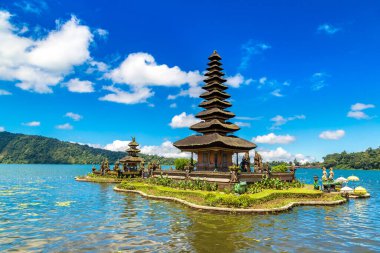 Pura Ulun Danu Beratan Bedugul Tapınağı Bali, Endonezya 'da bir gölde