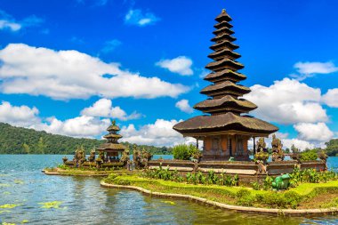 Pura Ulun Danu Beratan Bedugul Tapınağı Bali, Endonezya 'da bir gölde