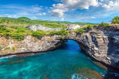 Endonezya, Bali 'deki Nusa Penida adasındaki Brocken Sahili' nde doğal kemer.