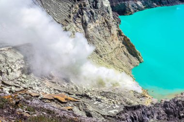 Aktif yanardağ Ijen 'in panoramik hava manzaralı krateri, Java adası, Endonezya