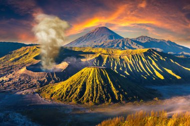 Endonezya 'daki Java Adası, Bromo volkanında gün doğumu. Panoramik hava görüntüsü