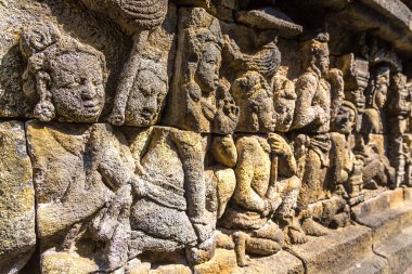 Yogyakarta kenti yakınlarındaki Buddist tapınağı Borobudur 'deki tarihi oymaların hafifletilmesi, Orta Cava, Endonezya