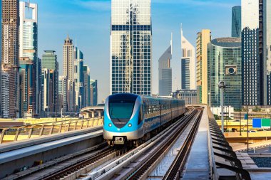 Dubai metro hattı Dubai 'de bir yaz günü, Birleşik Arap Emirlikleri