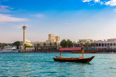 Abra - eski geleneksel ahşap tekne ve Dubai Körfezi 'ndeki Al Farooq Camii, Birleşik Arap Emirlikleri