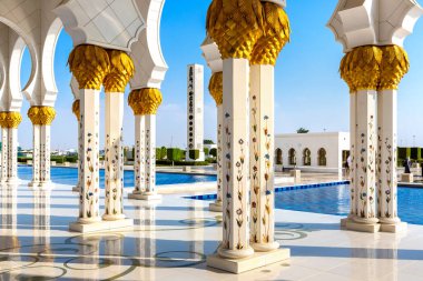Bir yaz günü Abu Dabi 'deki Şeyh Zayed Büyük Camii, Birleşik Arap Emirlikleri
