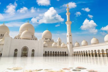 Bir yaz günü Abu Dabi 'deki Şeyh Zayed Büyük Camii, Birleşik Arap Emirlikleri