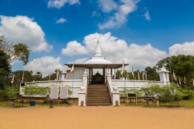 Bir yaz gününde Lankaramaya dagoba (stupa), Sri Lanka
