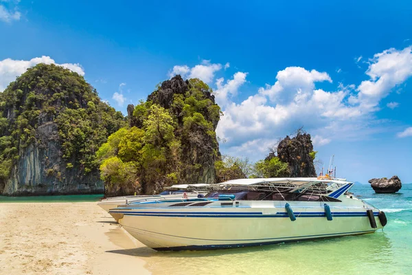 タイのクラビにあるKoh Hong島のトロピカルビーチのスピードボート — ストック写真