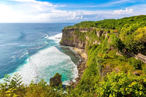Panoramatický Výhled Krásné Pobřeží Krajiny Chrámu Uluwatu Bali Slunečného Dne — Stock fotografie