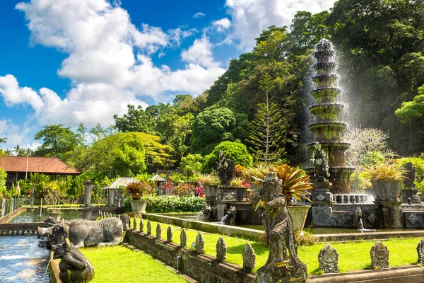 晴れた日にインドネシアのバリにあるタマン ティルタガンガ寺院 — ストック写真