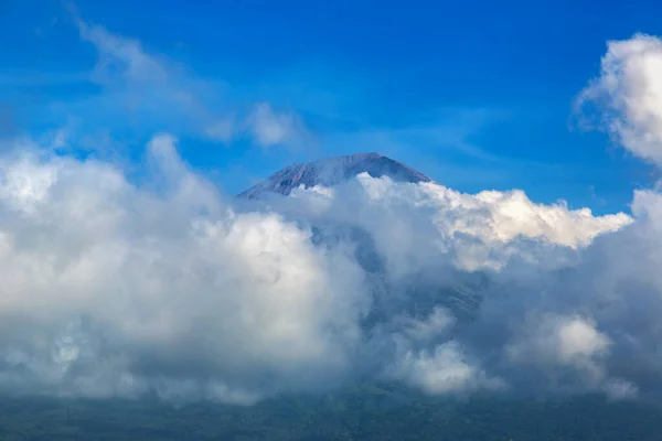 Prachtig Uitzicht Actieve Vulkaan Berg Agung Omringende Wolken Bali Indonesië — Stockfoto