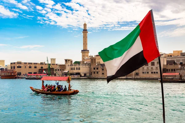 Fokusera Förenade Arabemiratens Flagga Mot Abra Gammal Traditionell Träbåt Och — Stockfoto