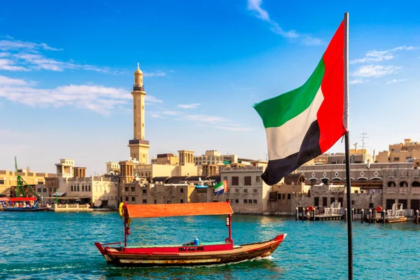 Zaměřte Vlajku Spojených Arabských Emirátů Proti Abra Staré Tradiční Dřevěné — Stock fotografie