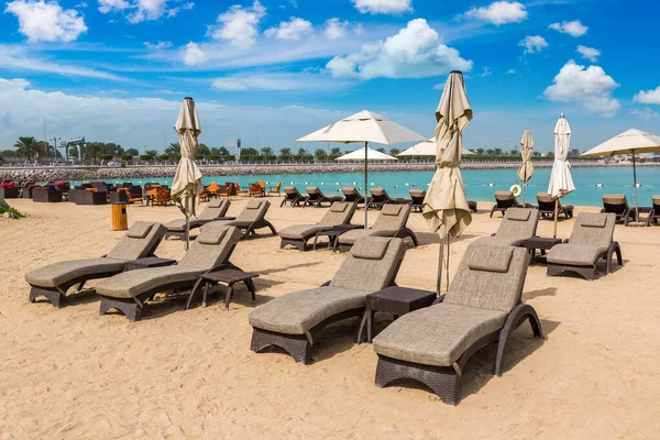 Tumbonas Sombrillas Playa Hotel Lujo Abu Dhabi Día Verano Emiratos —  Fotos de Stock