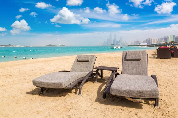 Ligstoelen Parasols Het Strand Van Luxe Hotel Abu Dhabi Een — Stockfoto
