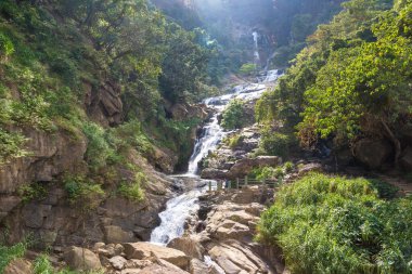 Sri Lanka 'da güneşli bir günde Rawana Şelalesi
